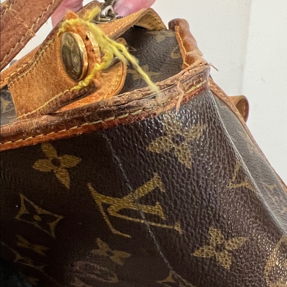 Louis Vuitton LV Popincourt Monogram Canvas Handbag - detached strap, wear - Picture 5 of 17